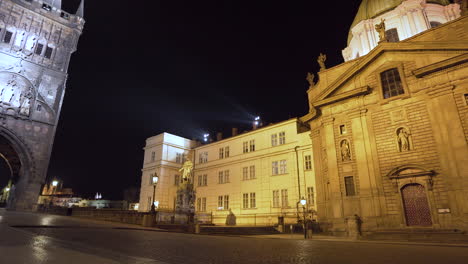 Franziskus-Von-Assisi-Kirche-Und-Altstädter-Brückenturm-Bei-Nacht,-Prag,-Tschechien,-Abriegelung
