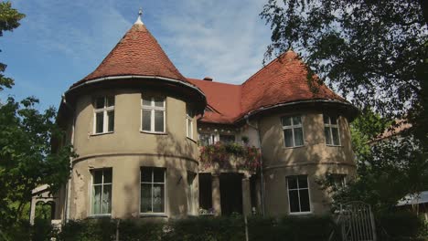 Old-Villa-Building-in-Silute,-Lithuania