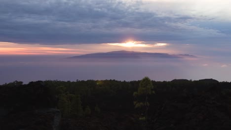 Timelapse-Puesta-De-Sol-Sobre-La-Gomera-Desde-El-Parque-Nacional-Del-Teide-Con-El-Sol-Asomando-Entre-Las-Nubes