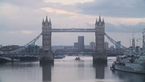 Traffic-passing-over-Tower-Bridge-London-on-a-cloudy-evening