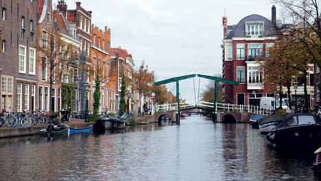 Río-Leiden-Y-Estacionamiento-De-Bicicletas-En-La-Orilla-Con-Un-Hermoso-Puente-En-El-Fondo