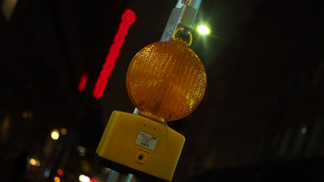 Barricade-light-flashing-in-the-city-street-at-night