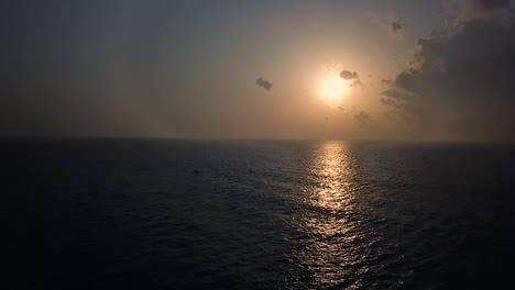 über-Meereswellen-In-Richtung-Eines-Wunderschönen-Farbenfrohen-Sonnenaufgangs