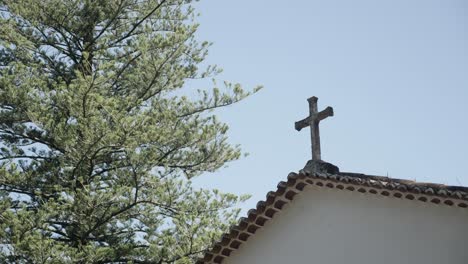 Close-shot-of-a-church-with-a-crucifix-on-top,-4K