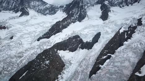 Acercamiento-Aéreo-En-Los-Alpes-Suizos-A-Un-Acantilado-De-Montaña-Con-Un-Gran-Glaciar-En-La-Región-De-Grindelwald