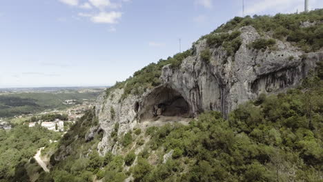 Wunderschöne-Landschaft-Des-Berühmten-Buraco-Roto,-Einer-Höhle-Auf-Dem-Plateau-Von-Sao-Mamede,-In-Der-Gemeinde-Reguengo-Do-Fetal,-Portugal---Drohne-Aus-Der-Luft,-Schwenk