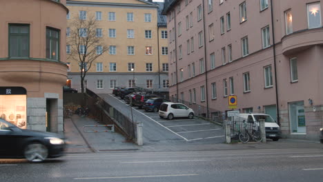 Autos-Fahren-In-Stockholm-Stadt,-Schwenkbewegung-An-Einem-Regnerischen-Tag