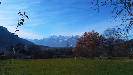 Imágenes-De-Una-Montaña-Austríaca-Alpes-Glacers-Desde-Una-Distancia-Con-Primer-Plano-Verde-Y-Cielo-Azul