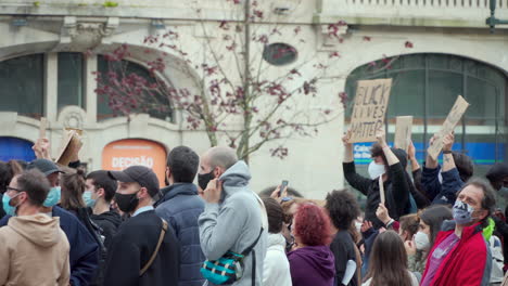 Porto-Portugal---6.-Juni-2020:-Blm-Protestdemonstration-Gegen-Schwarze-Lebensmaterie-Mit-Demonstranten,-Die-Zeichen-Für-Schwarze-Lebensmaterie-In-Der-Luft-Halten