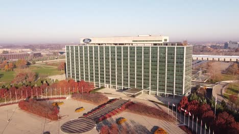 Ford-Motor-Company-World-Headquarters-Auch-Bekannt-Als-Das-Glashaus-Im-Herbst-In-Dearborn,-Michigan