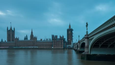 Sunset-time-lapse-over-houses-of-parliament-London