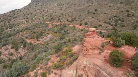 Grupo-De-Personas-Explora-Las-Formaciones-De-Rocas-Rojas,-Sedona,-Arizona