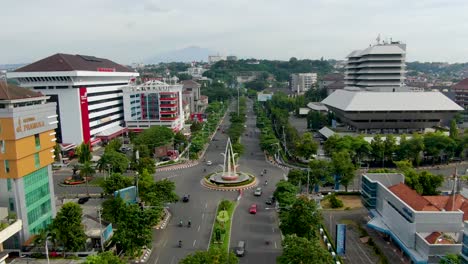 Aerial-view-of-Bundaran-Air-Mancur-fountain-in-downtown-of-Semarang,-Indonesia