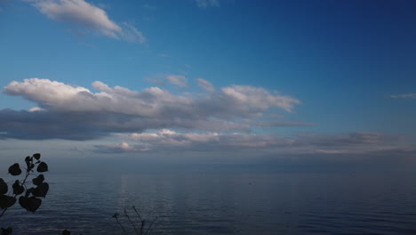 Ein-Bewegungszeitraffer-Von-Der-Geriffelten-Seeoberfläche-Zu-Den-Wolken-Am-Blauen-Himmel