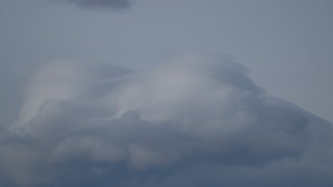 Nahaufnahmezeitraffer-Einer-Linsenförmigen-Wolke