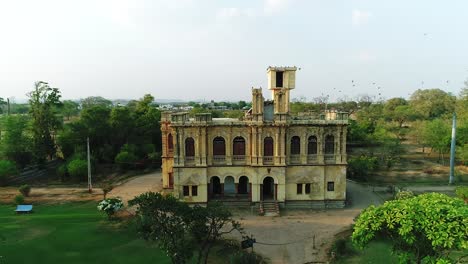 Eine-Landschaftsluftaufnahme-Von-Chittorgarh-Fort,-Unesco-weltkulturerbe,-Rajasthan,-Indien,-Fort-Smog-über-Stadt,-Luftaufnahme,-1