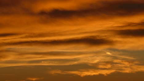 Wunderbarer-Zeitraffer-Von-Wolken,-Die-Sich-Bei-Sonnenuntergang-über-Den-Himmel-Bewegen