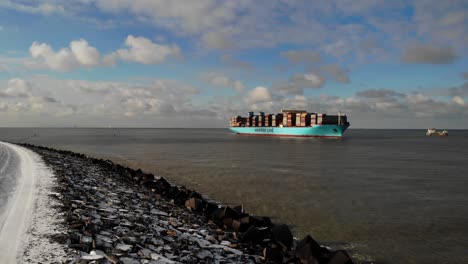 Sehr-Großer-Containerfrachter-Marstal-Maersk,-Der-An-Einem-Kalten-Sonnigen-Wintertag-In-Richtung-Rotterdam-Segelt
