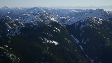 Der-Malerische-Blick-Auf-Die-Hohen-Schneebedeckten-Berge-In-Pemberton,-Britisch-Kolumbien,-Kanada-Tagsüber---Luftaufnahme