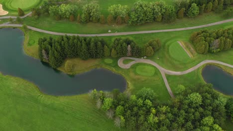 Golfplatz-Mit-Buntem-Teich