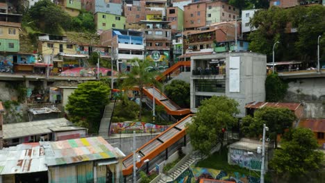 Drone-Vuela-Sobre-Las-Escaleras-Mecánicas-En-La-Comuna-13,-Medellin,-Colombia