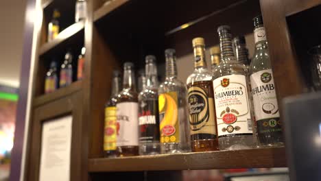 Lokale-Bar-Mit-Getränken-Und-Verschiedenen-Alkoholen