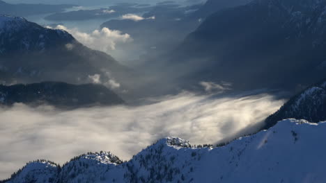 Die-Atemberaubende-Lachsbucht-In-Britisch-Kolumbien,-Kanada,-Umgeben-Von-Schneebedeckten-Bergen,-Die-Den-Himmel-Erreichen---Luftaufnahme