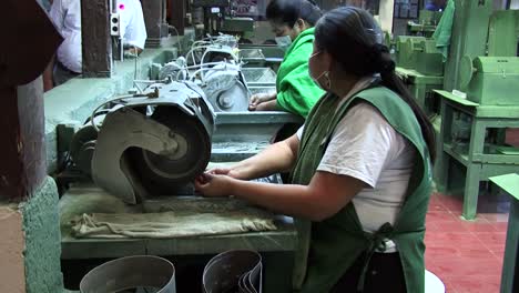 Fabricación-De-Joyas-De-Jade,-Trabajador-Moliendo-Una-Piedra-Preciosa-De-Jade,-Fábrica-De-Jade,-Antigua-Guatemala,-América-Central