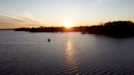 Bootfahren-Bei-Einem-Wunderschönen-Sonnenuntergang