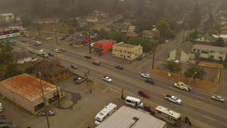 Vehículos-En-La-Ruta-101-De-Nosotros-En-Coos-Bay,-Oregon-Con-Aire-Contaminado-Debido-A-Un-Incendio-Forestal-Cercano