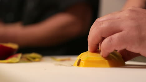 Küchenchef-Schneidet-Reife-Mango-Horizontal-Mit-Einem-Scharfen-Messer-In-Der-Küche