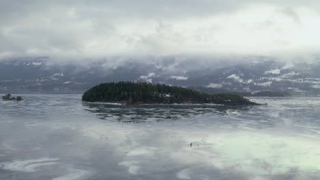 üppige-Insel-Umgeben-Von-Eiswasser-Des-Steinsfjorden-Sees-In-Vik,-Norwegen-Während-Der-Wintersaison