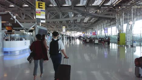 Suvarnabhumi-Airport,-Bangkok,-Thailand:-Landschaftsansicht-Im-Terminal-Mit-Vielen-Passagieren-Während-Der-Covid19-koronaviruskrise-In-Thailand