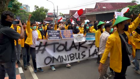 Student-demonstration-against-Omnibus-Law-on-street-of-Magelang,-Indonesia