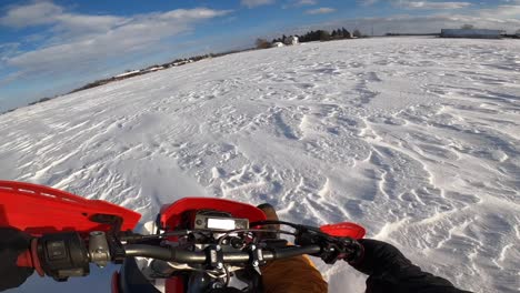 Snowbike-POV-Fahren-In-Rauem,-Hartem-Schnee