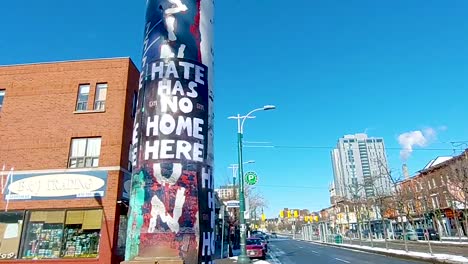 „Hass-Hat-Hier-Kein-Zuhause“-Schilder-Werden-Aufgestellt,-Nachdem-Anti-Masken-Demonstranten-Fußgänger-Und-Kleine-Unternehmen-Auf-Dem-Kensington-Market,-Toronto,-Bedrohen