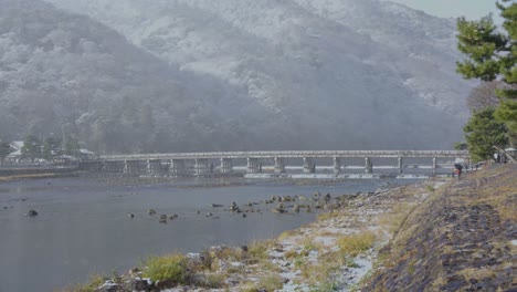 Puente-Togetsu-kyo-En-La-Montaña-Arashiyama-En-Kyoto-Después-De-Nevadas-En-Invierno