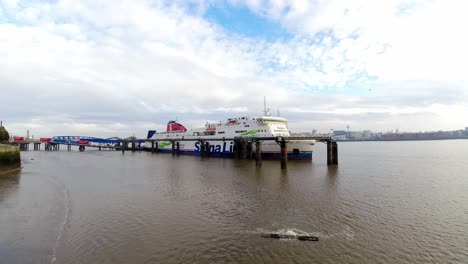 Zeitraffer-Stena-Line-Frachtschiff-Schiff-Lädt-Frachtsendung-Vom-Wirral-Terminal-Liverpool