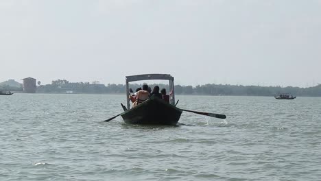 Bootsmann,-Der-Am-27.-September-2020-Das-Boot-Bei-Maithon-Damn-In-Dhanbad-In-Jharkhand,-Indien,-Paddelt