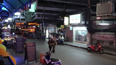 A-quiet-evening-in-Nana-Plaza,-soi-4,-Bangkok