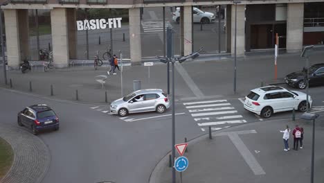 Eine-Filiale-Der-Fitnesskette-Basic-Fit-An-Einem-Belebten-Kreisverkehr-Mit-Durchgangsverkehr-In-Brüssel,-Belgien