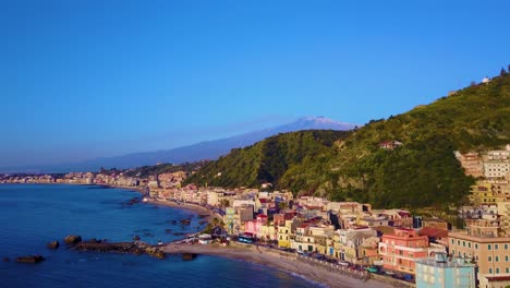 Luftaufnahme-Farbenfroher-Sizilianischer-Gebäude-Entlang-Der-Küste-Von-Catania