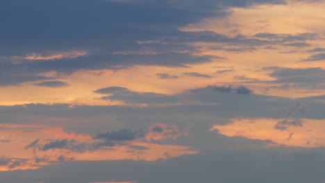Zeitraffer-Von-Wolken-Während-Des-Farbenfrohen-Sonnenuntergangs