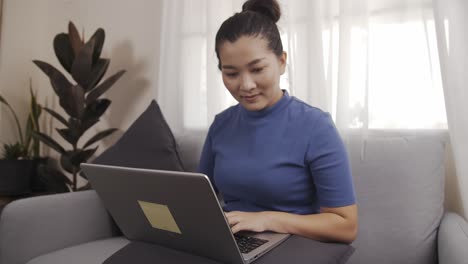 Geschäftsfrau-Authentische-Aufnahme-Mit-Einem-Laptop,-Um-Glücklich-Von-Zu-Hause-Aus-Zu-Arbeiten