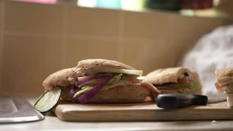 Zwei-Zubereitete-Schinkensalat-Sandwiches-Mittlerer-Schwenkschuss