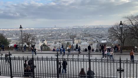 Panorama-Von-Paris-Vom-Montmatre-Mit-Maskierter-Touristenmenge-In-Paris,-Frankreich