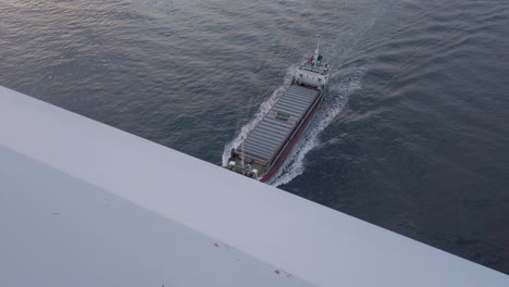Frachtcontainerschiff,-Das-Unter-Der-Kurushima-Kaikyo-Brücke-In-Shikoku,-Japan,-Fährt