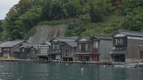 Schöne-Alte-Bootshäuser-In-Ine-Cho,-Kyoto-Japan