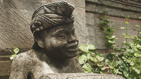 Primer-Plano-Detallado-De-La-Cara-De-Una-Estatua-Hindú-En-Un-Templo-En-Ubud-En-Bali,-Indonesia