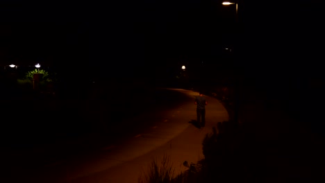 Hombre-Caminando-En-El-Camino-De-Boulder-Creek-En-La-Noche-En-Boulder,-Colorado